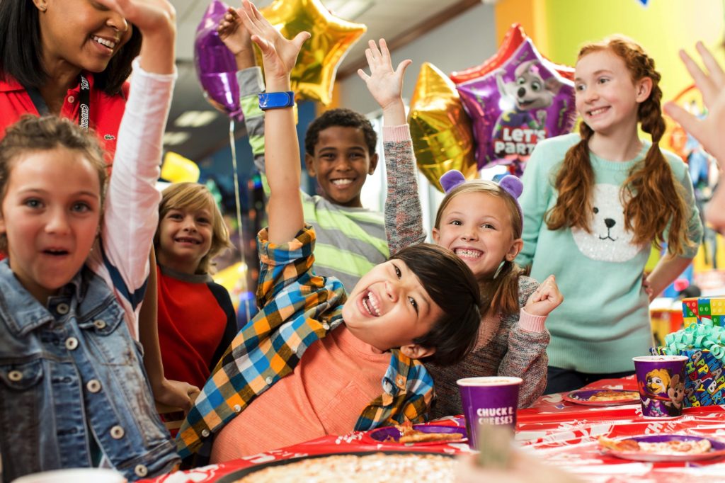 Niños celebrando en una fiesta de cumpleaños
