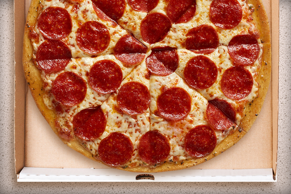 Pizza de pepperoni en una caja