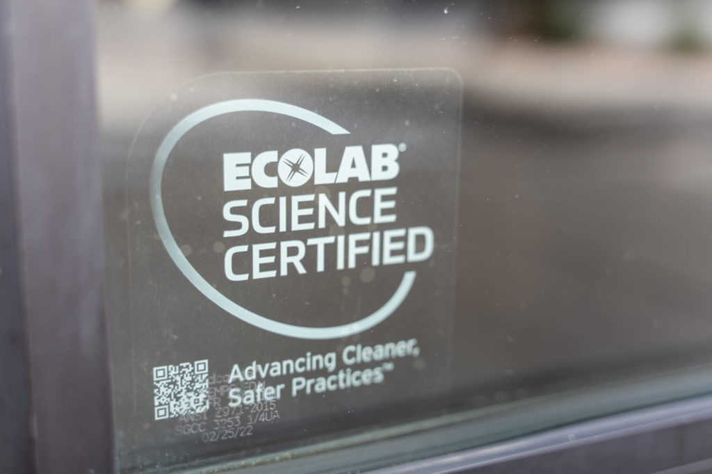 Pegatina de Ecolab Science Certified en la puerta