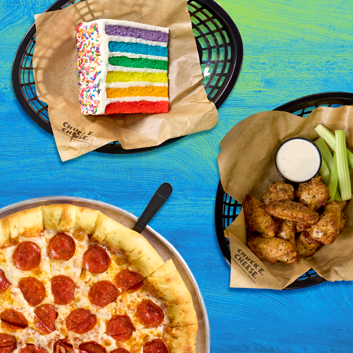 pastel arcoíris, pizza y alitas