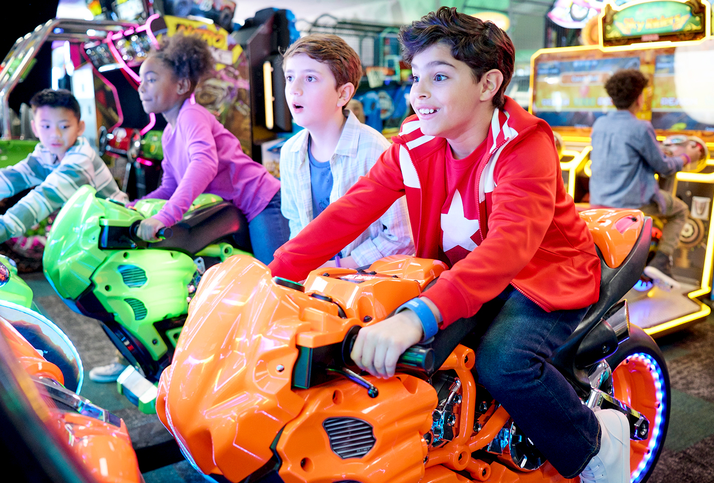 Un grupo de niños jugando al juego de carreras de motocicletas